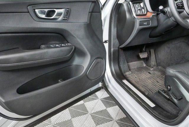 2024 Volvo XC60 Plus Dark Theme